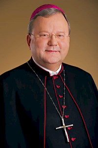 Dr. Franz-Josef Bode (* 1951) wurde nach seinem Theologiestudium 1975 zum Priester geweiht und trat sein Vikariat in Lippstadt an. 1986 promovierte er zum Doktor der Theologie. 1986 bis 1991 war er Pfarrer in Fröndenberg an der Ruhr. 1991 wurde er zum Bischof geweiht und war zunächst als Weihbischof für die Priesterfortbildung im Erzbistum Paderborn verantwortlich. Seit 1995 ist Bode Bischof von Osnabrück. Auf Bundesebene war er rund 14 Jahre Vorsitzender der Jugendkommission der Bischofskonferenz, seit 2010 ist er Vorsitzender der Pastoralkommission.