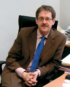 Prof. Dr. Gunnar Duttge (*1966) wurde 2004 auf einen Lehrstuhl für Strafrecht und Strafprozessrecht an die Juristische Fakultät der Georg-August-Universität Göttingen berufen. Der Rechts - wissenschaftler ist zugleich Vorstandsmitglied des von ihm mitbegründeten Göttinger Zentrums für Medizinrecht. Er ist unter anderem Mitglied der Ethikkommission der Universität Göttingen, des Klinischen Ethikkomitees der Universitätsmedizin Göttingen und des Arbeitskreises Ethik der Deutschen Gesellschaft für Palliativmedizin. 