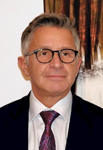 Hermann J. Bayer (*1950) gründete 1999 in Stuttgart das Lebenscafé für trauernde Menschen, damals einzigartig in Deutschland. Der Sozialpädagoge und Theologe war seit 1978 als Ständiger Diakon in der Diözese Rottenburg als Psychiatrieseelsorger und in der Jugend- und Heimerziehung tätig; seit 1980 leitet er zudem Kurse für ehrenamtliche Mitarbeiter im ambulanten Hospiz und Fortbildungen in Hospizgruppen zum Thema Sterben, Tod und Trauer. 1999 machte er sich selbstständig. 