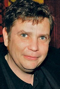 Markus Liske (Jahrgang 1967) lebt als Schriftsteller und »Bühnenschandmaul« in Berlin, wenn er sich gerade nicht auf Lesetournee mit der Band »Der Singende Tresen« befindet. Seine gesammelten Satiren füllen bislang drei Bücher: »Deutschland – ein Hundetraum«, »Freier Fall für freie Bürger« und »Weltmeister wie wir« (Edition AV). Zuletzt war er Mitherausgeber der Nachwende-Anthologie »Kaltland. Eine Sammlung« (Rotbuch).