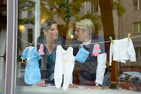 Vertrauen und Zuneigung finden, dies ist für eine Hebamme wie auch eine Sterbebegleiterin bedeutend. Kerstin Kurzke (l.) und Corry Finné (r.)