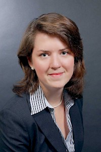 Catalina Schröder (Jahrgang 1985) hat Sprachwissenschaft, BWL und Politikwissenschaft in Hildesheim und Vaasa (Finnland) studiert. 2012 schloss sie die Kompaktausbildung an der Deutschen Journalistenschule in München ab. Danach arbeitete sie unter anderem im Spiegel-Hauptstadtbüro und schrieb vor allem über Familien­politik. 2013 gewann sie den Oppenberg-Medienpreis der Stiftung Lesen.