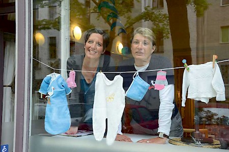 Vertrauen und Zuneigung finden, dies ist für eine Hebamme wie auch eine Sterbebegleiterin bedeutend. Kerstin Kurzke (l.) und Corry Finné (r.)