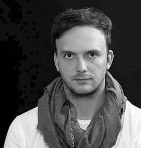Dr. med. Christian Schulz ist stellvertretender Leiter und Oberarzt am Interdisziplinären Zentrum für Palliativmedizin des Universitätsklinikums Düsseldorf. Er studierte Existenzielle Psychotherapie an der New School of Psychotherapy and Counseling in London und ist derzeit Post-doc Research Fellow am Department for Psychosocial Oncology and Palliative Care, Dana-Farber Cancer Institute und Department for Psychiatry, Harvard Medical School.