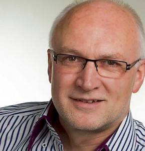 Detlef Drewes (Jahrgang 1955) ist freiberuflicher Auslandskorrespondent für einen Pool deutscher Tageszeitungen in Brüssel. Nach dem Studium der katholischen Theologie und Sozialpsychologie arbeitete er als Redakteur bei verschiedenen Medien. Er ist für seine Arbeit mehrfach ausgezeichnet worden, so mit der Europa-Medaille der Bayerischen Staatsregierung und dem Siebenpfeiffer-Preis für vorbildliches, der Aufklärung verpflichtetes journalistisches Engagement.