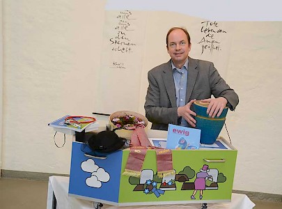 Der Museumskoffer ist eine bunte Kiste in der Form eines Sargs, praktisch und leicht zu transportieren.