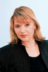 Heike Krümmel (Jahrgang 1963), Diplomjournalistin, nach Tätigkeit als Redakteurin und Ressortleiterin bei einer Tageszeitung in Dresden wissenschaftliche Mitarbeiterin bei der Körber-Stiftung, Leiterin der Magazinredaktion ÖKO-TEST-Magazin, Frankfurt a.M., heute freischaffend
