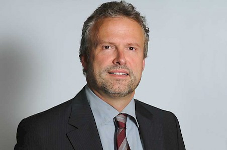 Wolfgang Drechsler (Jahrgang 1963) berichtet seit seinem Studium (BA Honours, M.A) mit dem Schwerpunkt »Konflikte in Vielvölkerstaaten in Kapstadt/Südafrika« seit 1991 als Afrikakorrespondent für eine Reihe politischerTageszeitungen und das Handelsblatt. 