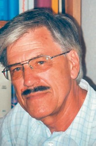 Prof. Dr. Volker Faust (Jahrgang 1941) war bis zum Eintritt in den Ruhestand 2006 Leiter der Abteilung Forschung und Lehre im Zentrum für Psychiatrie Ravensburg-Weissenau sowie der Abteilung Psychiatrie I der Universität Ulm und sowohl in Klinik, Ambulanz, Forschung als auch Lehre tätig. Er hat über seine Arbeitsschwerpunkte Depressionen, Manie, Angststörungen drei Dutzend Bücher verfasst, vom Taschenbuch bis zum tausendseitigen Lehrbuch (Psychiatrie. Ein Lehrbuch für Klinik, Praxis und Beratung).