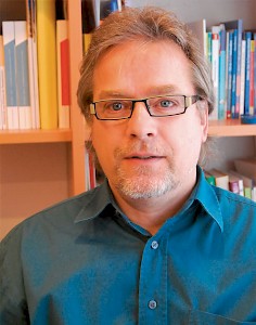 Hans-Günter Nobis (Jahrgang 1955) ist der Leitende Dipl.-Psychologe der Abt. Orthopädische Psychosomatik in der Median-Klinik am Burggraben in Bad Salzuflen. Er ist Sprecher des Arbeitskreises Patienteninformation der Deutschen Schmerzgesellschaft.
