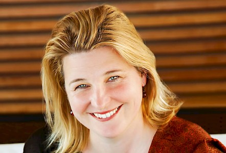 Prof. Dr. Tania Singer (Jahrgang 1969) ist Direk­torin für Soziale Neurowissenschaften am Max-Planck-Institut in Leipzig. Die Tochter des Hirnforschers Wolf Singer bewegt sich in einer wissenschaftlichen Grauzone, die lange auch von Kollegen skeptisch beäugt wurde. Soziale Neurowissenschaft heißt das junge Fachgebiet, in dem weltweit erst wenige Experten arbeiten. Tania Singer möchte nachweisen, dass bestimmte, für das Mitgefühl verantwortliche Hirn­areale durch Meditation gezielt trainiert und vergrößert werden können. Sie studierte Psy­cho­logie, arbeitete aber auch als Regieassistentin. Sie arbeitete und lehrte in London und Zürich, ehe sie 2010 nach Leipzig wechselte. 