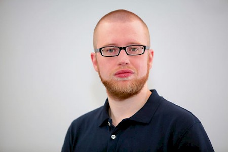 Paul Wache (Jahrgang 1983),Politikwissenschaftler,Soziologe und Historiker,arbeitet als wissenschaftlicherMitarbeiter bei einemLandtagsabgeordneten.Neben Politik und Zeitgeschichteinteressieren ihnvor allem Menschen verschiedenerSubkulturen – ihreMusik, ihre Attitüde und ihreMotivation, sich von derMasse abheben zu wollen.