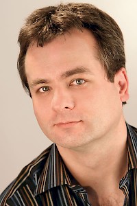 Benedikt Fischer, geboren 1964 in Freiburg im Breisgau, ist Fernsehjournalist und Autor von Dokumentarfilmen vor allem zu sozialen Themen. Nach seinem Studium der Kommunikationskunde und Philosophie in München und einem Volontariat beim Bayerischen Rundfunk arbeitet Fischer seit 1993 überwiegend für den Hessischen Rundfunk. Sein Kurzfilm »Meine Eltern« (2008) und der gleichnamige Dokumentarfilm, in denen er auf persönliche Weise das Leben seiner altgewordenen und kranken Eltern schildert, wurden mit mehreren Fernsehpreisen ausgezeichnet und als »Musterbeispiel von Würde und Aufrichtigkeit« gewürdigt. Fischers bislang letzter Film »Was darf William kosten?«, seit 2011 mehrfach ausgestrahlt, schildert den Kampf eines Rollstuhlfahrers um ein selbstbestimmtes Leben.