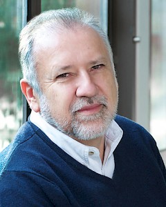 Thomas Elbert (Jahrgang 1950) ist Professor für Klinische Psychologie und Neuropsychologie an der Universität Konstanz – und ein international anerkannter Gewaltforscher. In Afrika untersucht er am Beispiel von Kindersoldaten, wie Gewalt entsteht. Er ist Mitentwickler der Narrativen Expositionstherapie, einer universell-kulturellen Kurzzeit-Intervention zur Reduzierung traumatischer Stress-Symptome bei Überlebenden organisierter Gewalt, von Folter, Krieg, Vergewaltigung und Kindesmissbrauch. 