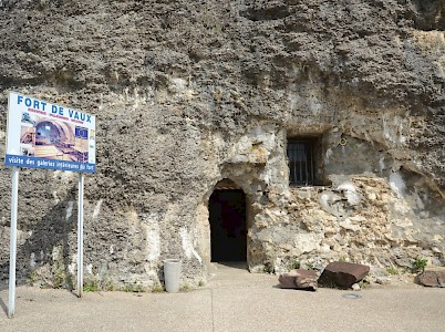 Im Beinhaus von Douaumont werden die Gebeine von 130.000 nicht identifizierten französischen und deutschen Soldaten aufbewahrt.