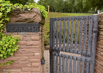 Eingang zu einem deutschen Soldatenfriedhof bei Verdun