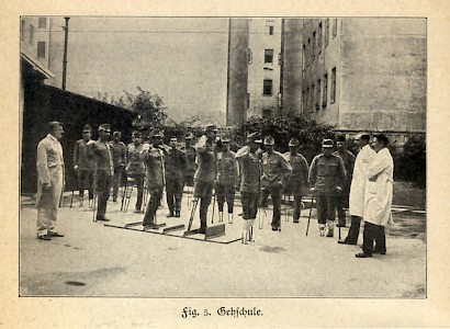 Soldaten lernen das Gehen mit Beinprothesen.