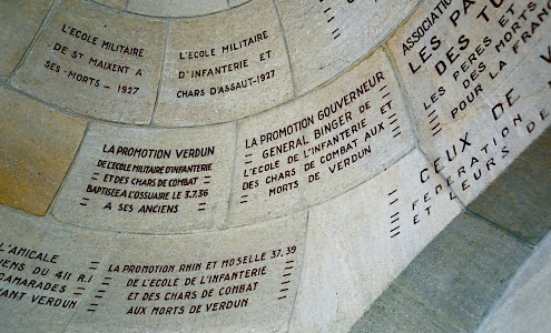 Im Beinhaus von Douaumont werden die Gebeine von 130.000 nicht identifizierten französischen und deutschen Soldaten aufbewahrt.