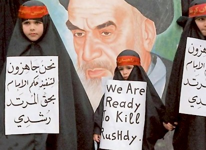 Pro-iranische Hisbollah-Mädchen demonstrieren Ende Februar 1989 in einer Beiruter Vorstadt gegen Salman Rushdie und seinen blasphemischen Roman »Die satanischen Verse«. Hinter ihnen ein Poster mit dem Konterfei von Ajatollah Khomeini, der wenige Wochen zuvor eine Fatwa – einen islamistischen Mordaufruf – gegen den indisch-britischen Autor aussprach.