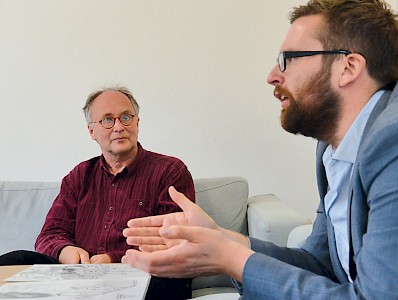 Daniel Gaede (Jahrgang 1956), geboren in Wetzlar. Politologe (Schwerpunkt Friedens- und Konfliktforschung). Er  arbeitete 1977/78 als Freiwilliger der »Aktion Sühnezeichen Friedensdienste« (ASF) in Israel. Bei einem Anschlag auf einen Bus mit ASF-Freiwilligen kamen sein Bruder Christoph und eine Mitarbeiterin umsLeben. Gaede wurde an den Augen schwer verletzt, ein Auge konnte gerettet werden. Julian Nejkow(Jahrgang 1988), geboren in Friedrichroda. Studium der Politik- und Rechtswissenschaft in Jena (BA-Thema: »Buchenwald zwischen Ost- und West-Jugendlichen und die Gedenkstätte«. Seit 2011 Masterstudium Politik und Verfassung in Dresden. Seit 2009 ist er in der Gedenkstätte Buchenwald in der Betreuung von Gruppen tätig.