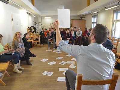 Der Workshop wurde bei dem schulübergreifenden Projekttag »Theater macht Schule – Der zehnmilliardenste Erdbewohner – Alleskönner oder Allesmüsser?« in Weimar angeboten. Das Set entwickelten Julian Nejkow und Daniel Grünauer gemeinsam mit Daniel Gaede. Die Macher erarbeiten derzeit ein Handbuch für Lehrer, die damit Workshops selbst leiten können.