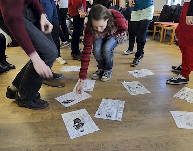 Der Workshop wurde bei dem schulübergreifenden Projekttag »Theater macht Schule – Der zehnmilliardenste Erdbewohner – Alleskönner oder Allesmüsser?« in Weimar angeboten. Das Set entwickelten Julian Nejkow und Daniel Grünauer gemeinsam mit Daniel Gaede. Die Macher erarbeiten derzeit ein Handbuch für Lehrer, die damit Workshops selbst leiten können.