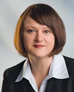 Justine Glaz-Ocik (Jahrgang 1981) ist Diplompsychologin und psychologische Bedrohungsmanagerin unter anderem mit dem Schwerpunkt der Prävention von schwerer Gewalt in der Familie, bei Stalking und am Arbeitsplatz. Sie forscht auf diesen Gebieten, führt Schulungen durch und berät Organisationen und Unternehmen im Rahmen des Bedrohungsmanagements. 