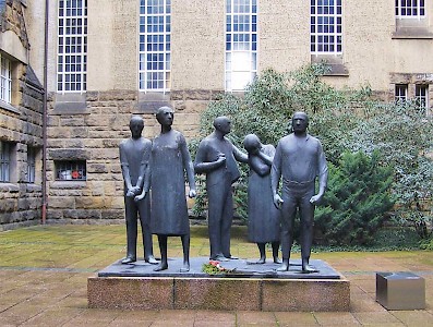 In dem ehemaligen Hinrichtungshof mit den Todeszellen am Münchner Platz in Dresden wurde 1962 eine bronzene Gruppenplastik aufgestellt.