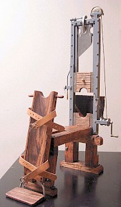 Das Modell eines Fallbeils, wie es in Deutschland verwendet wurde. Der letzte in Westdeutschland  mit der Guillotine Hingerichtete war am 11. Mai 1949 ein Raubmörder. In der DDR wurde von 1950 bis 1960 in Dresden und dann bis 1968 in Leipzig mit dem Fallbeil die Todesstrafe vollstreckt. Ab 1968 wurde diese Vollstreckung durch den »unerwarteten Nahschuss in das Hinterhaupt« ersetzt. Dafür waren nicht humanitäre Gründe ausschlaggebend, sondern vielmehr die Tatsache, dass gelegentlich das Beil nicht den Kopf abschlug, sondern auf halbem Wege steckenblieb. 