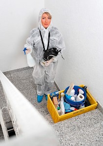 Wenn die Polizei den Tatort verlässt, kommt unsere Autorin und beginnt ihre Arbeit. Sie säubert Wohnungen von Blut, Maden, Müll. Aus dem Alltag eines seltenen Berufs: des Tatortreinigers.
