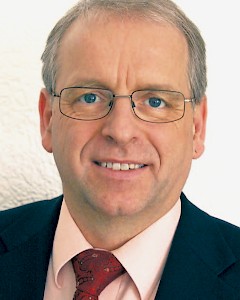 Stephan Schlensog, Dr. theol., studierte Theolo­gie und Indologie und ist Generalsekretär der Tübinger Stiftung Weltethos und Geschäftsführer des Weltethos-Instituts an der Universität Tübingen. Seit bald 30 Jahren arbeitet er mit dem Theologen Hans Küng zusammen. Schlensog ist ein fundierter Kenner der großen Weltreligionen. 2006 ist sein Standardwerk »Der Hinduismus« erschienen, in dem er eine umfassende Analyse der drittgrößten Weltreligion bietet. 