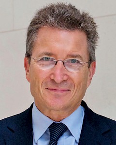 Wolfgang Huber war von 2003 bis 2009 Ratsvorsitzender der Evangelischen Kirche in Deutschland und bekleidete von 1994 bis 2009 das Amt des Bischofs der Evangelischen Kirche Berlin-Brandenburg-Schlesische Oberlausitz.  