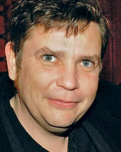 Markus Liske (Jahrgang 1967) lebt als Schriftsteller und »Bühnenschandmaul« in Berlin, wenn er sich ge­rade nicht auf Lesetournee mit der Band »Der Singende Tresen« befindet. Seine gesammelten Satiren füllen bislang drei Bücher: »Deutschland – ein Hundetraum«, »Freier Fall für freie Bürger« und »Weltmeister wie wir« (Edition AV). Zuletzt war er Mitherausgeber der Nachwende-Anthologie »Kaltland. Eine Sammlung« (Rotbuch, 2011).