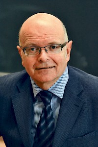 Karlheinz Ruckriegel (Jahrgang 1957) unterrichtet seit 1995 an der Fakultät Betriebswirtschaft der Technischen Hochschule Nürnberg Georg Simon Ohm. Seine Schwerpunktthemen sind Makroökonomie – insbesondere Geld- und Währungspolitik, Psychologische Ökonomie – sowie seit 2005 interdisziplinäre Glücksforschung. Er ist Mitglied des Denkwerk Zukunft der Stiftung kulturelle Erneuerung.