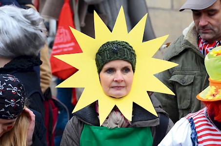 Im vollem Ornat ins Hospiz: Für einen Karnevalisten nur auf den ersten Blick eine abseitige Idee: In der Session 2005/2006 hatte in Aachen Prinz Boris I. (Bongers) seine Amtszeit unter das Motto »Tod und Karneval« gestellt. In vollem Ornat besuchte er mit seinem Hofstaat sterbenskranke Menschen zuhause, im Hospiz und auf der Palliativstation des Uniklinikums, um etwas Frohsinn ans Krankenbett zu bringen. Bei den Karnevalssitzungen kamen »so nebenbei« Spenden über 11 000 Euro für die Hospizbewegung zusammen. »Ich fühlte mich immens glücklich und voller Energie«, erinnert sich Bongers. »Man bekommt so viel zurück, auch soviel Dankbarkeit, dass man fast demütig wird.« ach dieser Aktion war er gewissermaßen das Maskottchen der Aachener Hospizbewegung. Doch das war ihm nicht genug. Heute ist Bongers der stellvertretende Vorsitzende des Kuratoriums der Anfang 2012 gegründeten Aachener Hospizstiftung. 2015 soll mit dem Bau eines neues Hospizzentrums begonnen werden. Bisher konnte die Stiftung bereits rund 850.000 Euro an Spenden sammeln – es fehlen aber noch 1,2 Millionen Euro.