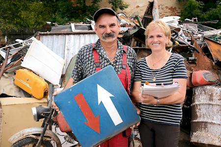 »Sammelstelle für Recycling«: Josef Kuban und seine Frau betreiben mit Leidenschaft ihren Schrottplatz.