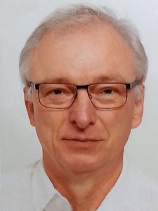 Jochen Mayer (Jahrgang 1953) ist seit Jahrzehnten dem Sport verbunden. Der zweimalige DDR-Meister im 400-Meter-Hürdenlauf wollte nicht Sport­wissenschaften studieren, aber mit Sport zu tun haben, deshalb wurde er Sportjour­nalist. Seit 1990 leitet er die Sportredaktion der Sächsischen Zeitung in Dresden.