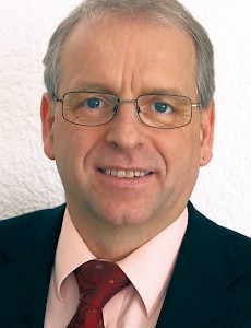Stephan Schlensog, Dr. theol., studierte Theolo­gie und Indologie und ist Generalsekretär der Tübinger Stiftung Weltethos und Geschäftsführer des Weltethos-Instituts an der Universität Tübingen. Seit bald 30 Jahren arbeitet er mit dem Theologen Hans Küng zusammen. Schlensog ist ein fundierter Kenner der großen Weltreligionen. 2006 ist sein Standardwerk »Der Hinduismus« erschienen, in dem er eine umfassende Analyse der drittgrößten Weltreligion bietet. 