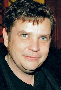 Markus Liske (Jahrgang 1967) lebt als Schriftsteller und »Bühnenschandmaul« in Berlin, wenn er sich ge­rade nicht auf Lesetournee mit der Band »Der Singende Tresen« befindet. Seine gesammelten Satiren füllen bislang drei Bücher: »Deutschland – ein Hundetraum«, »Freier Fall für freie Bürger« und »Weltmeister wie wir« (Edition AV). Zuletzt war er Mitherausgeber der Nachwende-Anthologie »Kaltland. Eine Sammlung« (Rotbuch, 2011). 