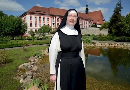 »Kommt einer neu und will das klösterliche Leben beginnen, werde ihm der Eintritt nicht leicht gewährt, sondern man richte sich nach dem Wort des Apostels: ›Prüft die Geister, ob sie aus Gott sind.‹«Aus der Regel des Heiligen Benedikt 