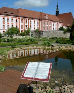 765 Jahre BeständigkeitBeständigkeit – »stabilitas loci« – geloben die Zisterzienserinnen: An ihr Kloster binden sie sich ein Leben lang. Und so ist der Konvent von Sankt Marienstern nach jeder Flucht wieder zurückgekehrt in sein Heim in der sächsischen Oberlausitz – nach dem Dreißigjährigen Krieg (1618–1648), nach dem Großen Nordischen Krieg (1700-1721), nach dem Zweiten Weltkrieg (1939–45). Das Nonnenkloster gehört zu den wenigen Ordenshäusern, die seit ihrer Gründung im Jahr 1248 ohne Unterbrechung Bestand haben. Landwirtschaft, Schaf- und Fischzucht und eine eigene Brauerei machten Sankt Marienstern über viele Jahrhunderte hinweg autark. Vom Mittelalter bis zur Neuzeit verfügte das Kloster über großen Grundbesitz. Bis ins 19. Jahrhundert gebot die Mariensterner Äbtissin über 60 Dörfer und zwei Städte. Auch in der DDR bestand das Kloster weiter. Seit 1973 werden in Sankt Marienstern behinderte Menschen betreut. Heute muss das Kloster genau wie jedes weltliche Unter­neh­men sehen, dass es wirtschaft­lich über die Runden kommt: Land- und Forstwirtschaft, soziale Tätigkeiten, der Klosterladen, kleine Werkstätten, ein Gästehaus und Fastenkurse sollen den Bestand auch in Zukunft sichern. 