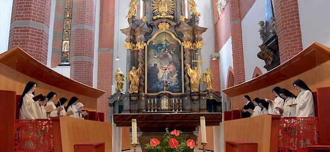 Zwischen Mittelalter und Moderne: Seit Jahrhunderten erklingt das Chorgebet in der Klosterkirche. Nur das Chorgestühl ist neu.