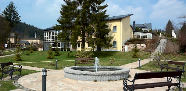 Für eine Runde durch den kleinen Park direkt vor dem Haus reicht die Kraft der Bewohner manchmal noch. 