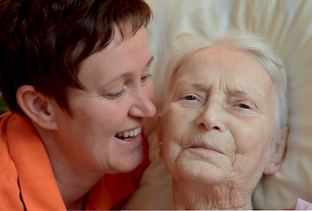 Gemeinsam lachen, gemeinsam weinen: Im Erzgebirgshospiz steht die persönliche Zuwendung im Mittelpunkt. Und auch die Mitarbeiterinnen dürfen Gefühle zeigen. 