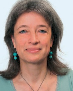 Dr. Vera Kalitzkus wurde 1968 in Kempten geboren und lebt heute in Ostholstein. Sie ist als promovierte Ethnologin mit dem Schwerpunkt »Medical Anthropology« wissenschaft­liche Mitarbeiterin am Institut für Allgemein­medizin der Universität Düsseldorf. Ihre Arbeitsschwerpunkte: Narrative Medizin, Biographie und Krankheitsverarbeitung sowie Familienmedizin. Zudem ist sie als Mentorin für Persönlichkeitsbildung tätig. 