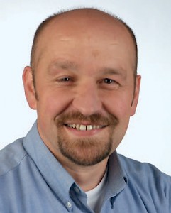 Prof. Traugott Roser, geboren 1964 im mittelfränkischen Pappenheim, ist evangelischer Pfarrer und seit März 2013 Professor für Praktische Theologie an der Westfälischen Wilhelms-Universität Münster. Nach seinem Studium in Erlangen, München, Gettysburg (USA) und Neuendettelsau war er zunächst als Pfarrer in München tätig, wo er auch promovierte. Von 2000 bis 2004 war Roser Inhaber der Koordinationsstelle Medizinethik der Evangelisch-Lutherischen Kirche in Bayern, von 2004 bis 2010 Inhaber der Projektstelle »Seelsorge in der Palliativmedizin« am Interdisziplinären Zentrum für Palliativmedizin der Ludwig-Maximilians-Universität München. 2010 wurde Roser gemein­sam mit Eckhard Frick auf die neu geschaffene Stiftungsprofessor für Spiritual Care berufen. Zugleich war er als Seelsorger am Augustinum München tätig. Roser ist unter anderem Mitglied der Gesellschaft für wissenschaftliche Theologie, der Deutschen Gesellschaft für Palliativmedizin und der Internationalen Gesellschaft für Gesundheit und Spiritualität IGGS.