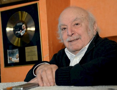 Leopold Kozłowski-Kleinman mit seiner Goldenen Schallplatte an seinem Stammplatz im »Klezmer Hois« in Kazimierz. Hier empfängt er Besucher aus aller Welt, die den »letzten Klezmer Galiziens« treffen wollen.