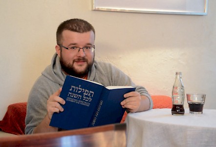 Im Café nie ohne Cola und ein Buch anzutreffen: Maciej Stroiński, dessen Vorträge über den zeitgenössischen jüdischen Film meist vor vollem Haus stattfinden.