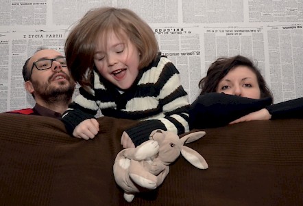 Anna Makówka-Kwapisiewicz mit ihrem Mann Piotr und ihrer fünfjährigen Tochter Nina im Versammlungsraum von »Czulent«. Die Wände sind zum Großteil mit Nachdrucken von jiddisch-sprachigen Zeitungen aus der Vorkriegszeit tapeziert. 