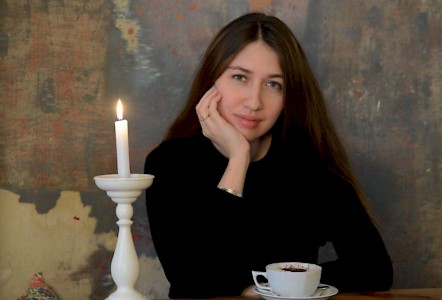 Die Schriftstellerin und Filmemacherin Julia Ain-Krupa im Café M?ynek, einem ihrer Lieblingsplätze in Kazimierz. 